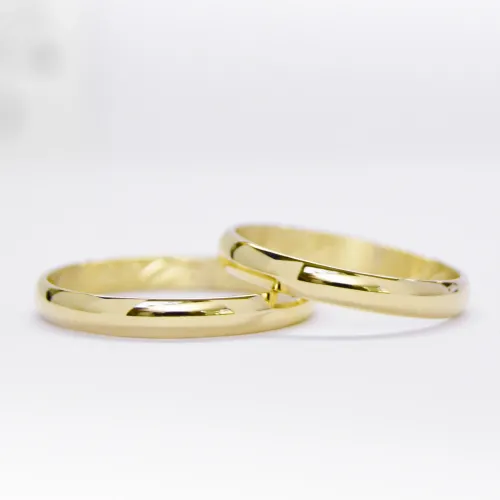 Alianzas de oro 18k amarillo modelo media caña fina sobre fondo blanco