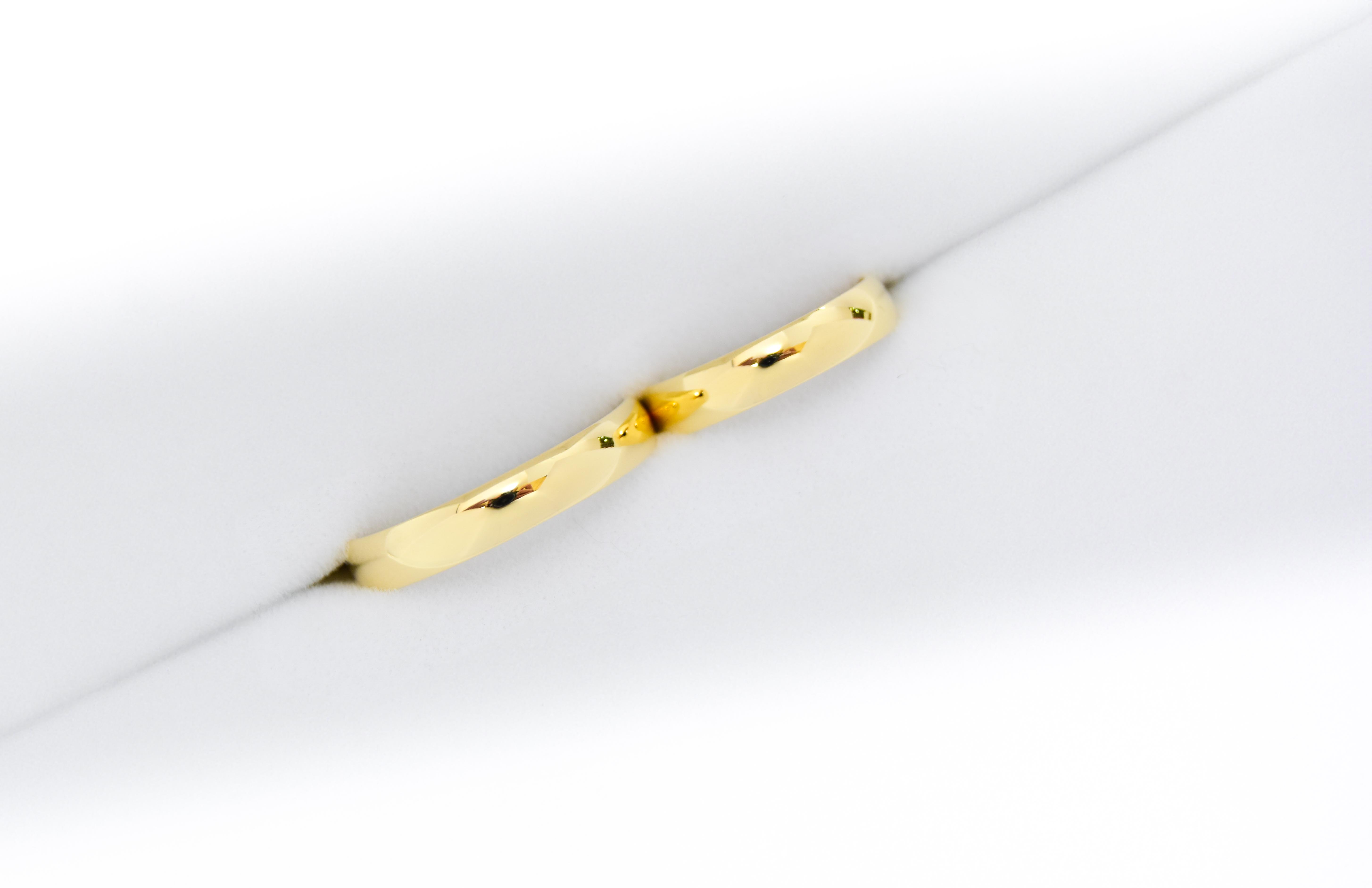 Alianzas de oro 18k amarillo modelo media caña ancha sobre fondo blanco