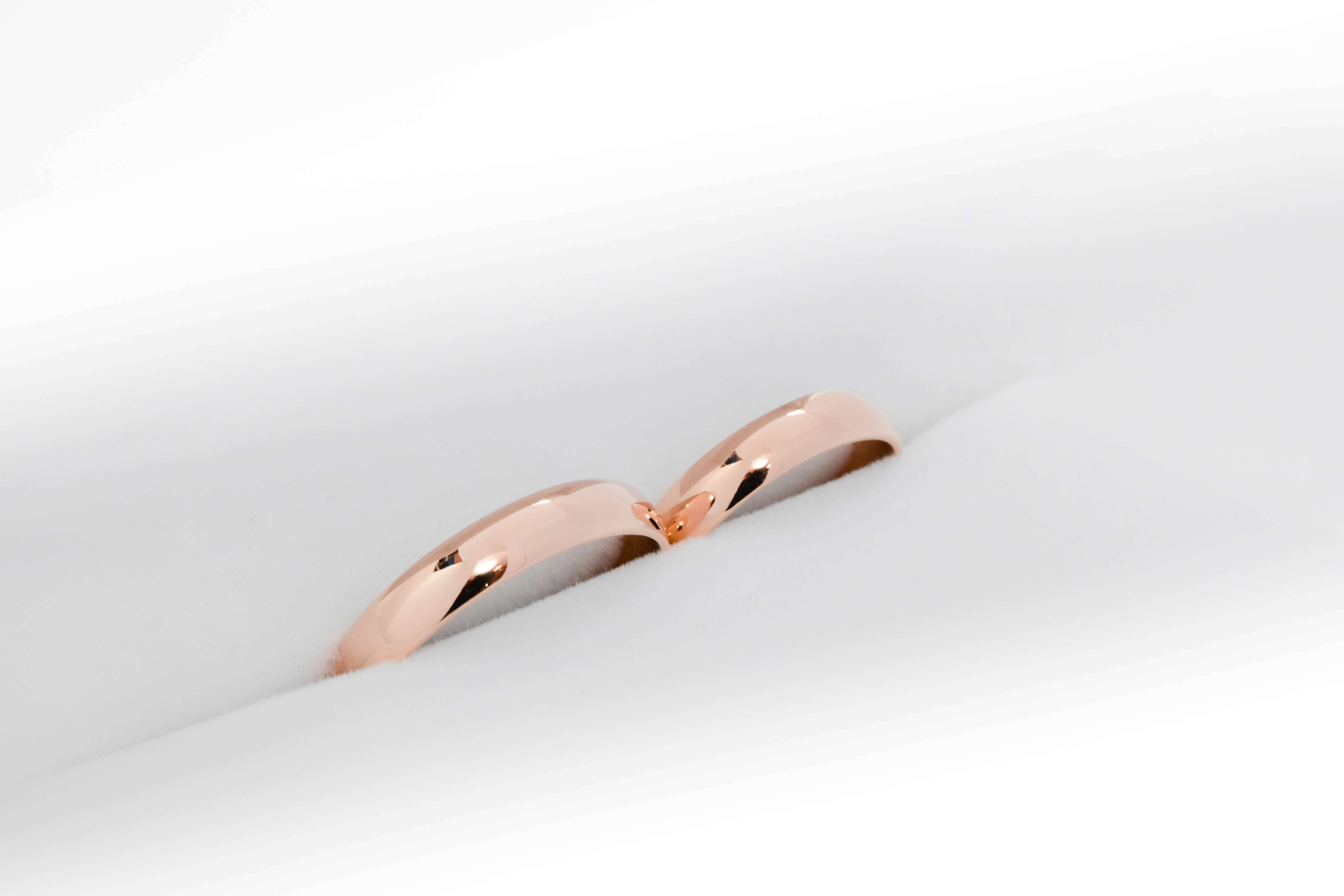 Alianzas de oro 18k rosa modelo media caña ancha sobre fondo blanco