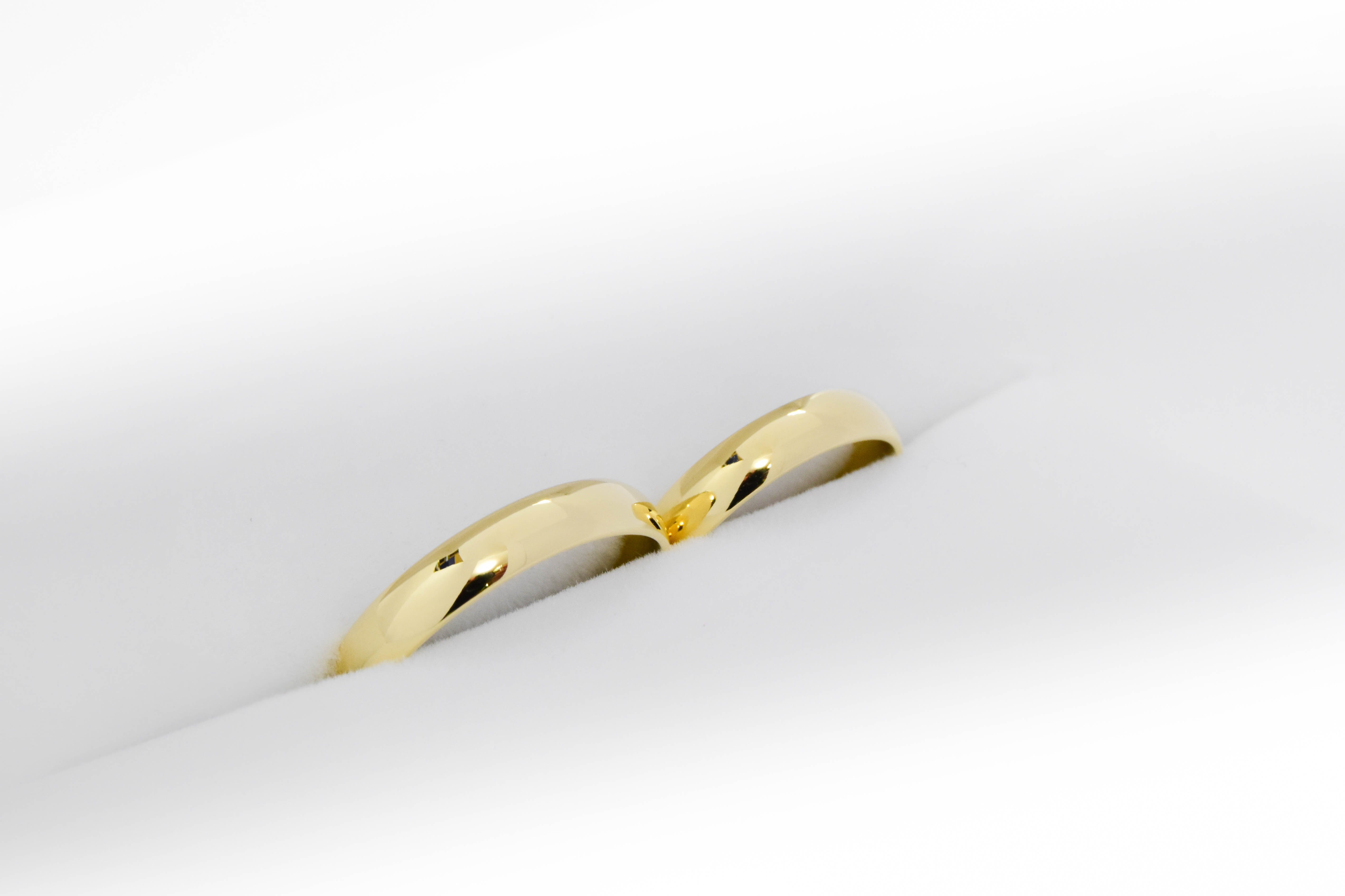 Alianzas de oro 18k amarillo modelo media caña ancha sobre fondo blanco