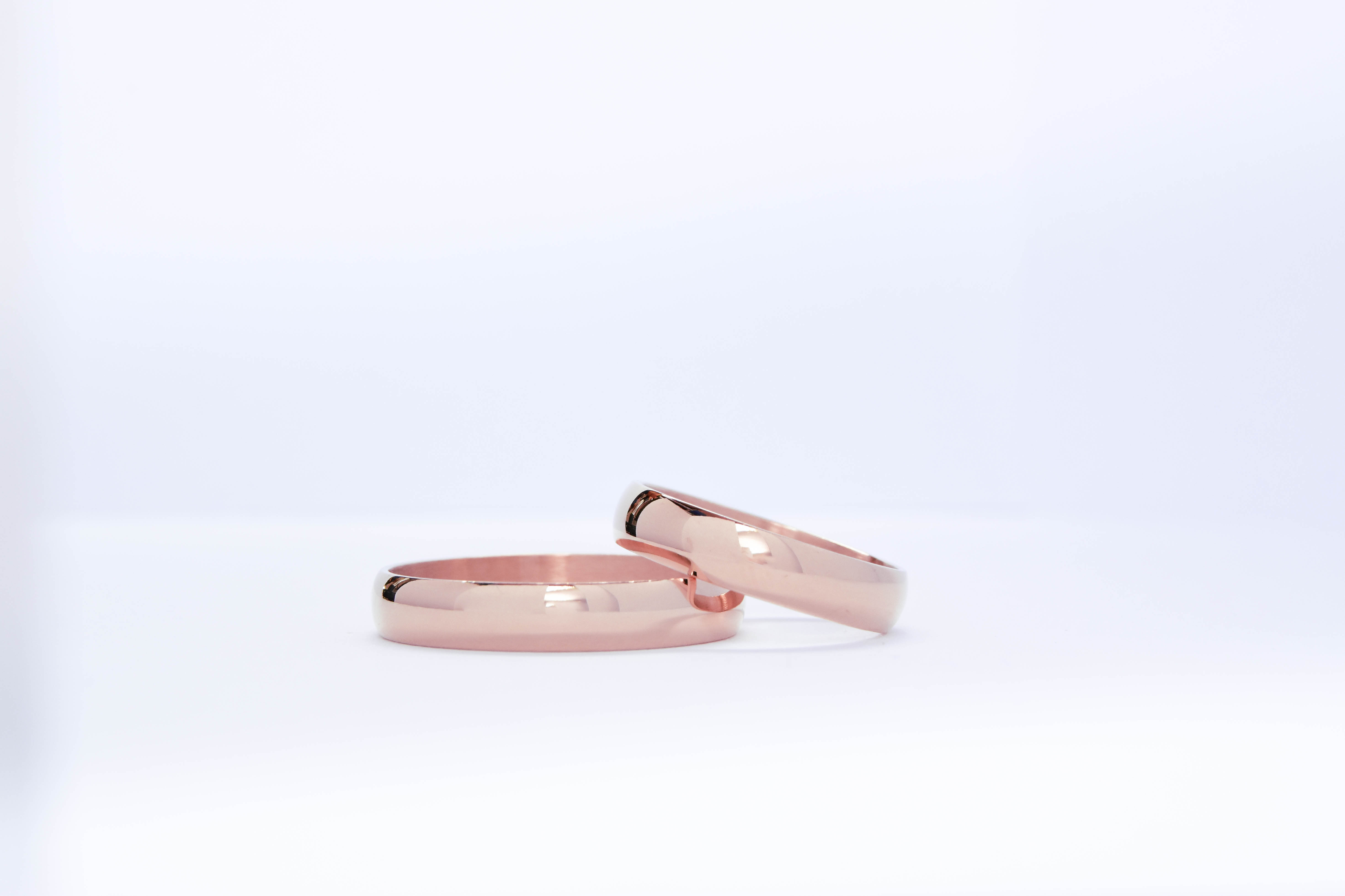 Alianzas de oro 18k rosa modelo media caña ancha sobre fondo blanco