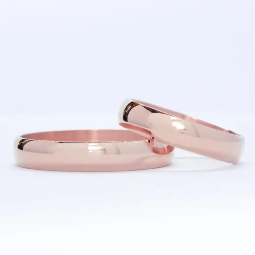 Alianzas de oro 18k rosa modelo media caña ancha sobre fondo blanco