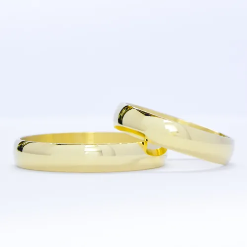 Alianzas de oro 18k amarillo modelo media caña ancha sobre fondo blanco