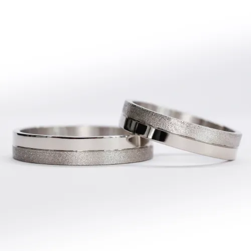 Alianzas de oro 18k blanco con textura satinado sobre fondo blanco