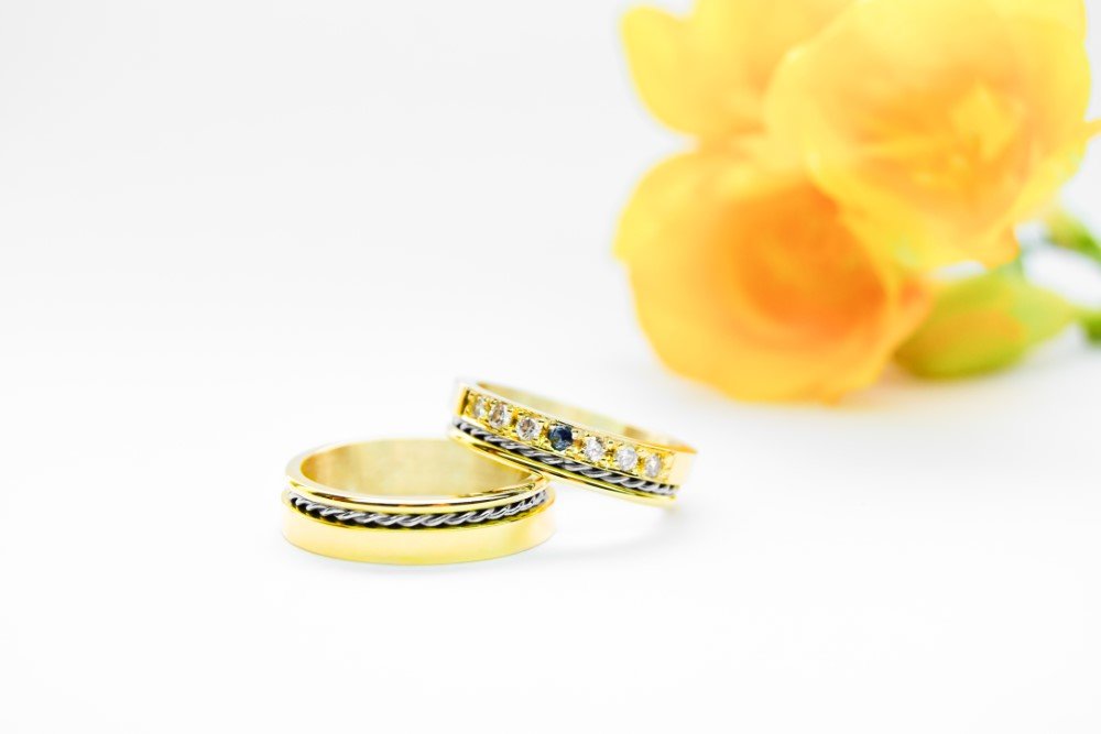 Alianzas de casamiento HM17T Oro 18K Amarillo y Blanco Valor del par - Imagen 3