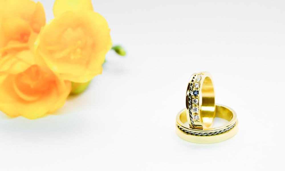 Alianzas de casamiento HM17T Oro 18K Amarillo y Blanco Valor del par - Imagen 2