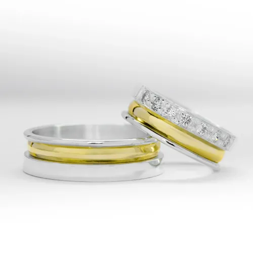 Alianzas de plata 950k y oro 18k amarillo con diamantes blancos engarzadas. sobre fondo blanco.