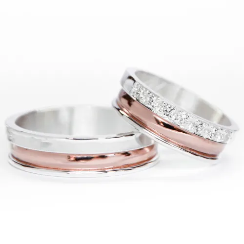 Alianzas de plata 950k y oro 18k rosa con diamantes blanco engarzadas. sobre fondo blanco.
