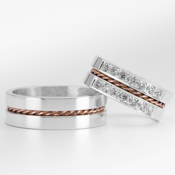 Alianzas de plata 950k y oro 18k rosa con diamantes blancos engarzadas. sobre fondo blanco.