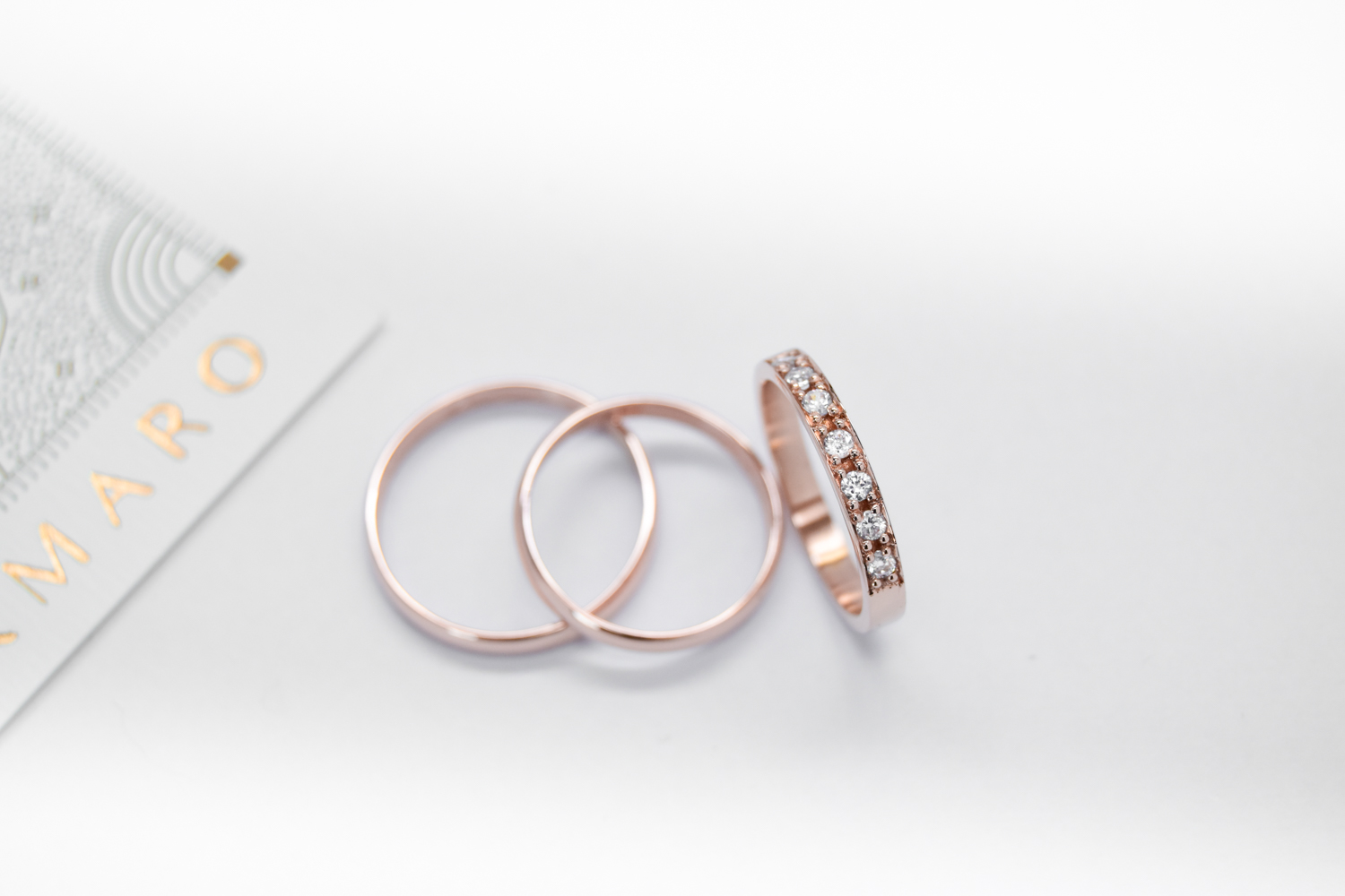 Alianzas de casamiento Media Caña Fina Oro 18K + Anillo Essenza Gold Oro 18K valor del conjunto - Imagen 4