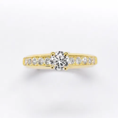 Anillo de compromiso de oro 18k amarillo con diamantes blancos sobre fondo blanco