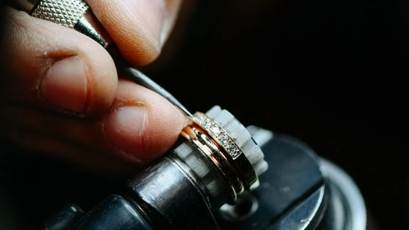 Diamante engarzado en anillo de oro 18K, detalle de las grifas
