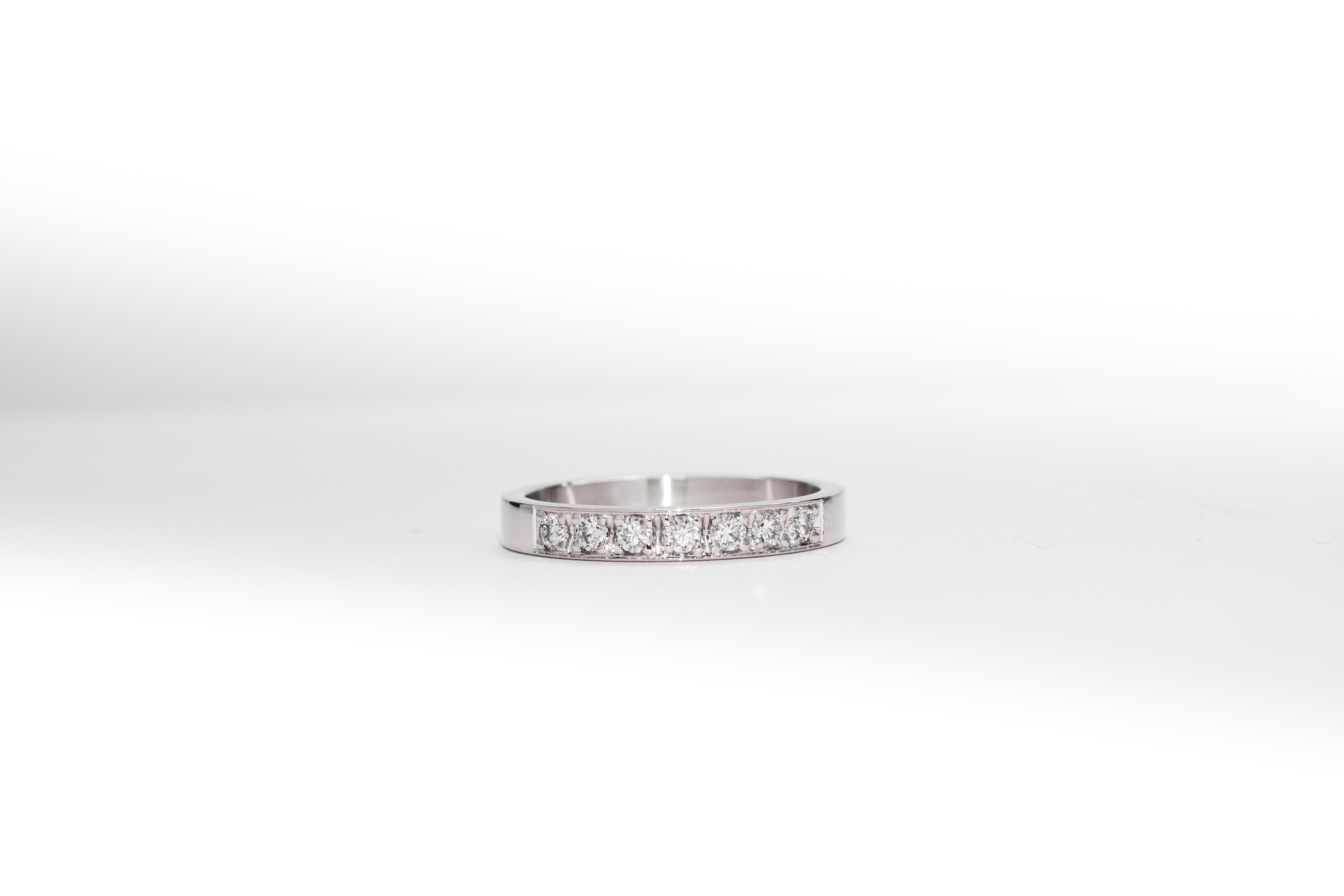 anillo de compromiso de oro 18k blanco medio sin fin con diamantes sobre fondo blanco
