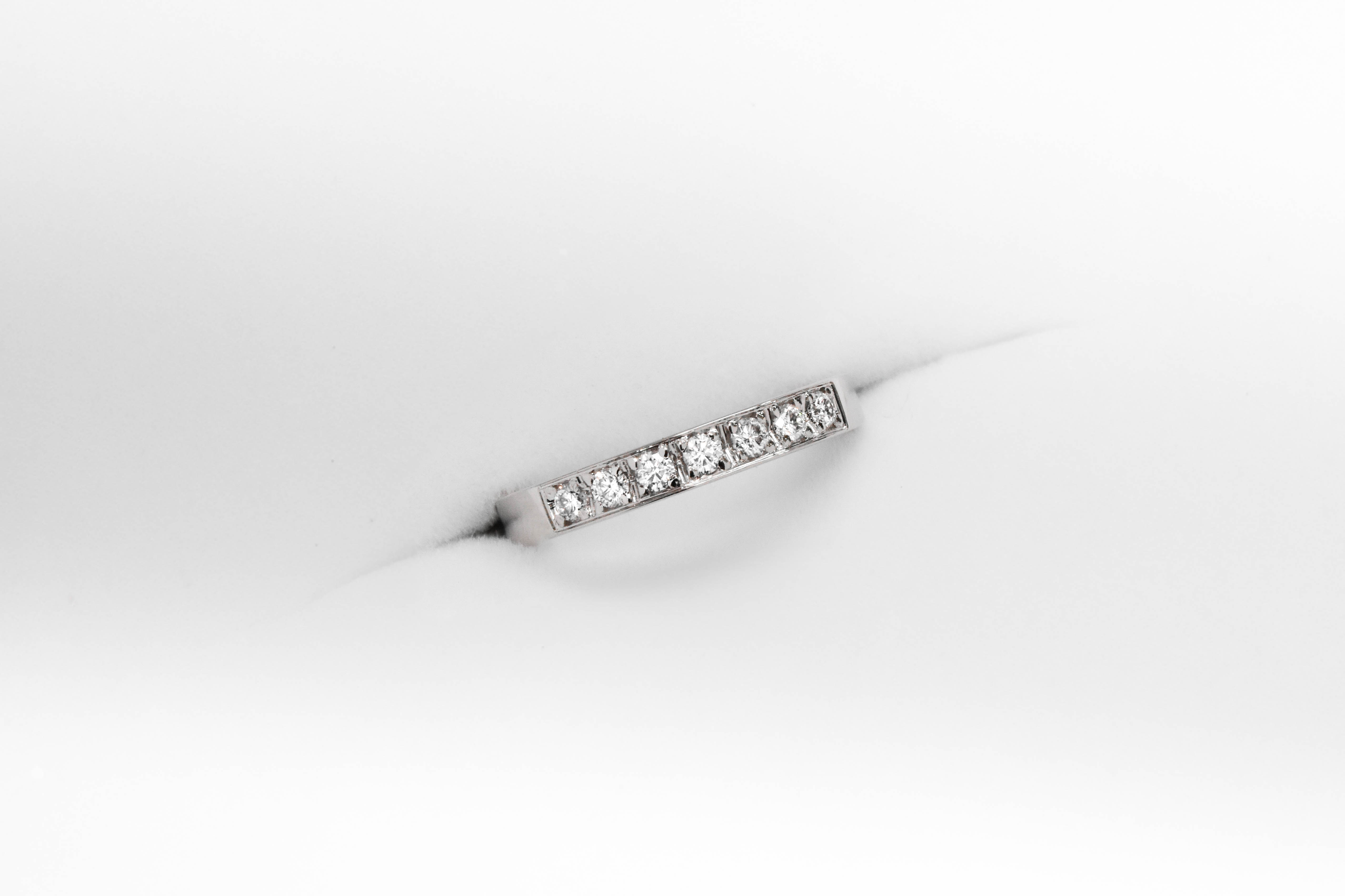 anillo de compromiso de oro 18k blanco medio sin fin con diamantes sobre fondo blanco