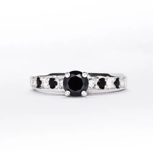 Anillo de compromiso de plata 925k con gemas blancas y negras sobre fondo blanco