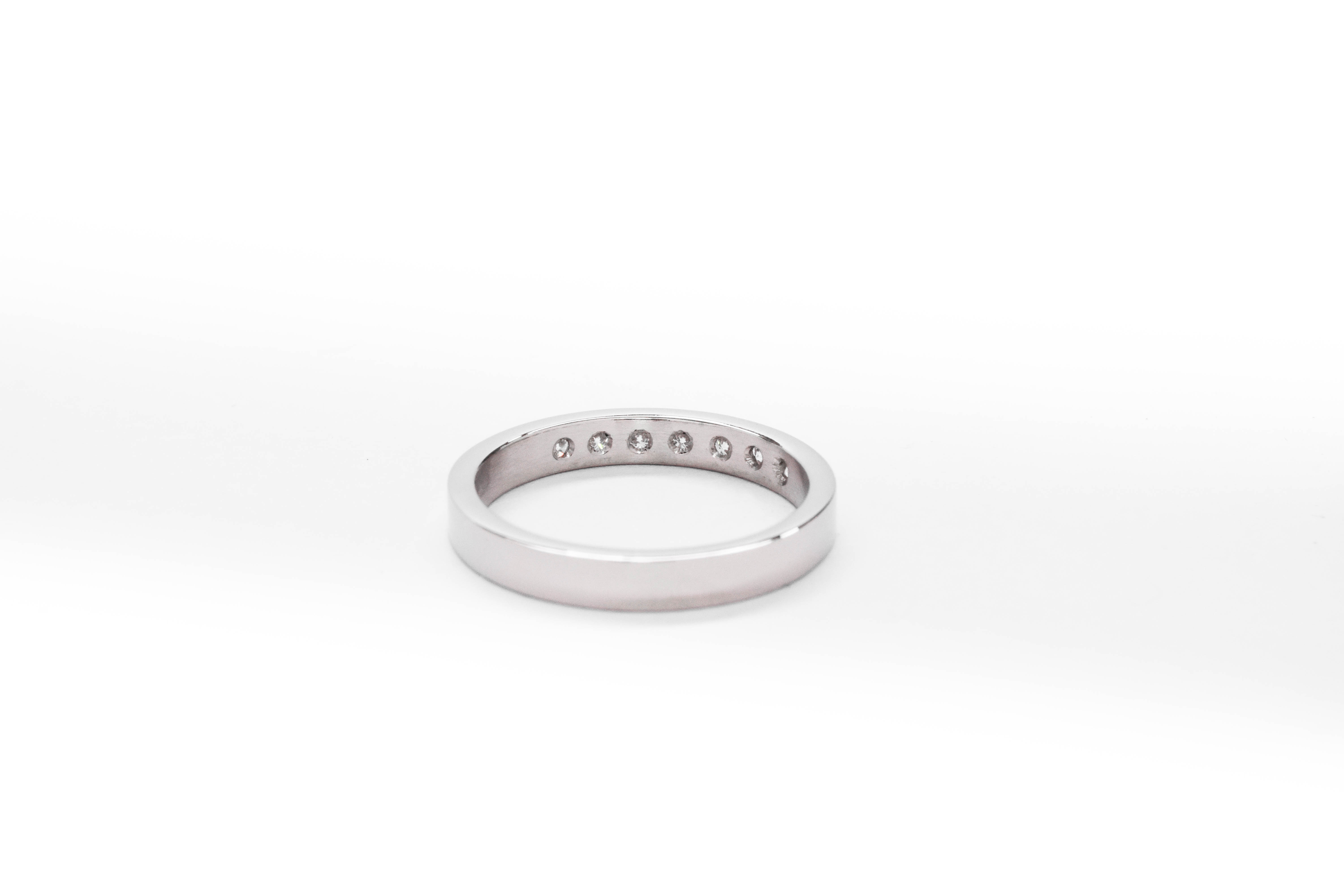 anillo de compromiso de oro 18k blanco medio sin fin con diamantes sobre fondo blanco