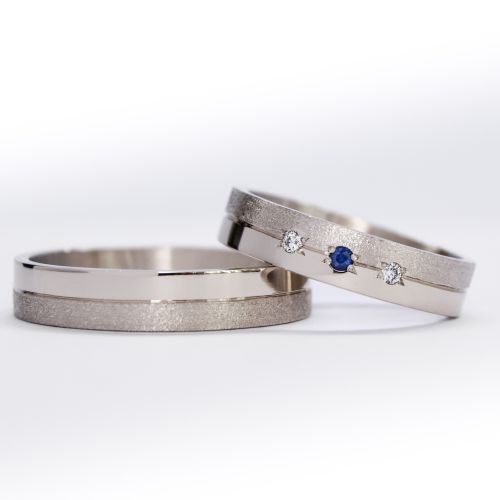 Alianzas de oro 18k blanco medio satinado con diamantes blancos y zafiros sobre fondo blanco