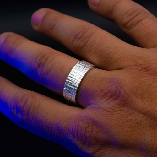 Anillo de hombre de plata 999 sobre fondo negro