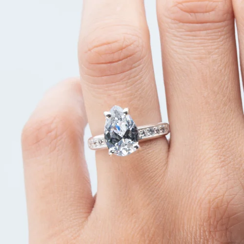 Anillo de plata con una gema Pear Cut sobre el dedo