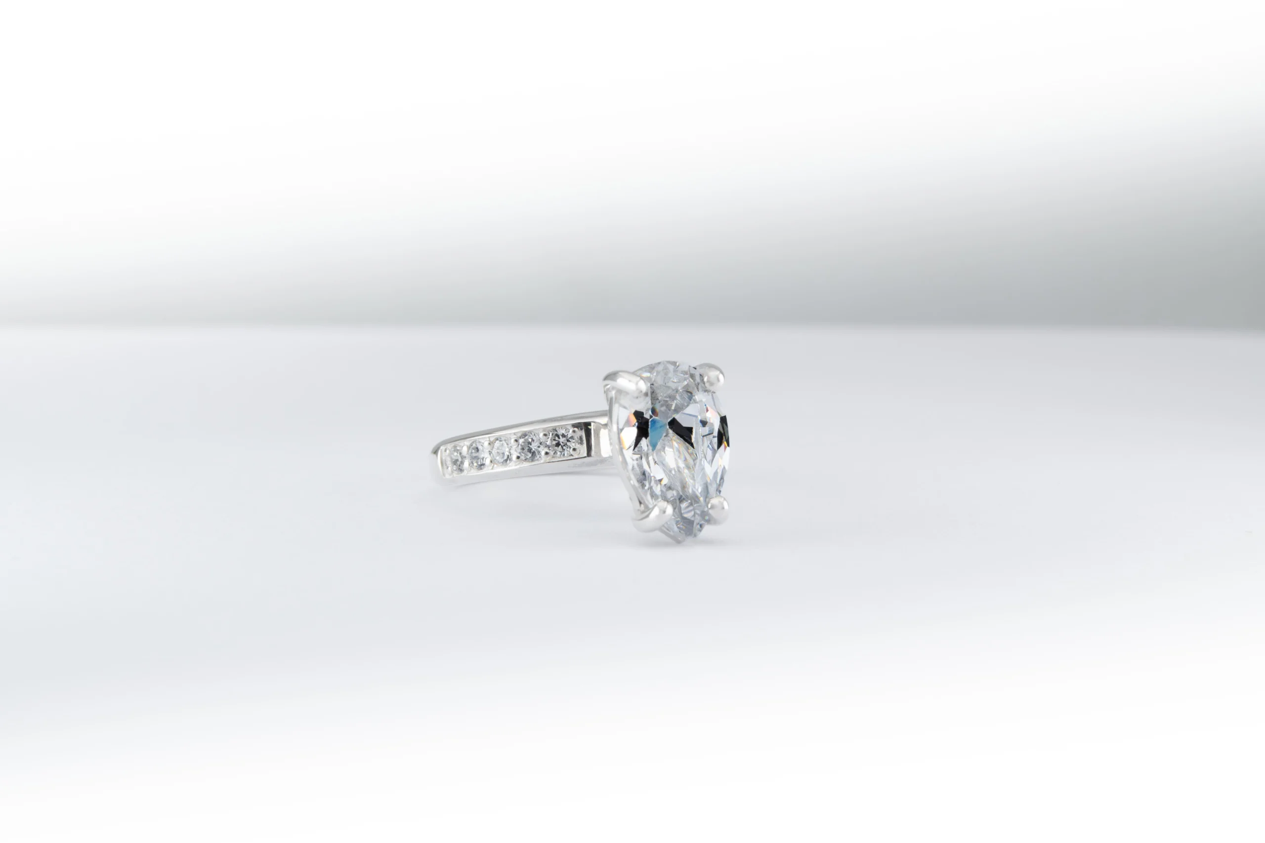 Anillo de plata con una gema Pear Cut sobre el dedo