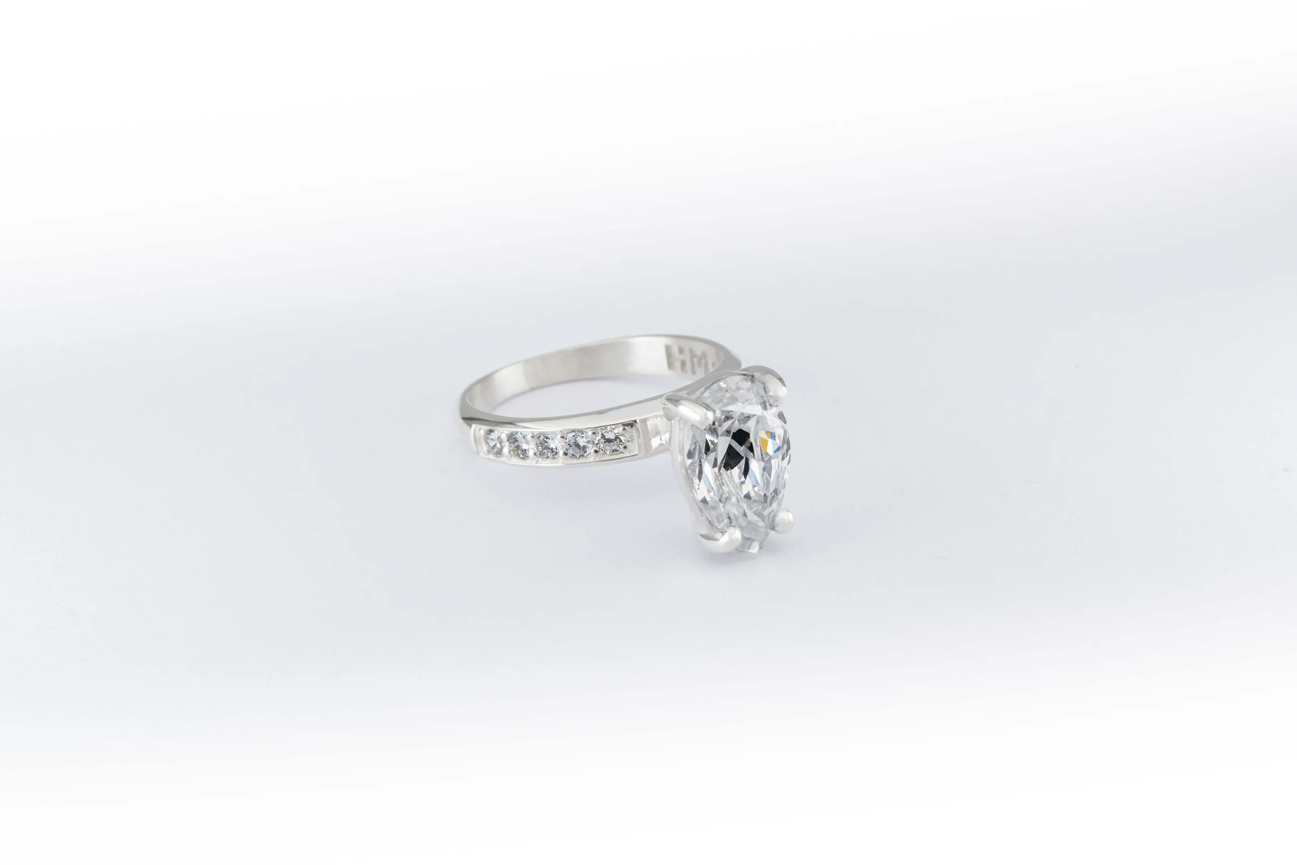 Anillo de plata con una gema Pear Cut sobre el dedo