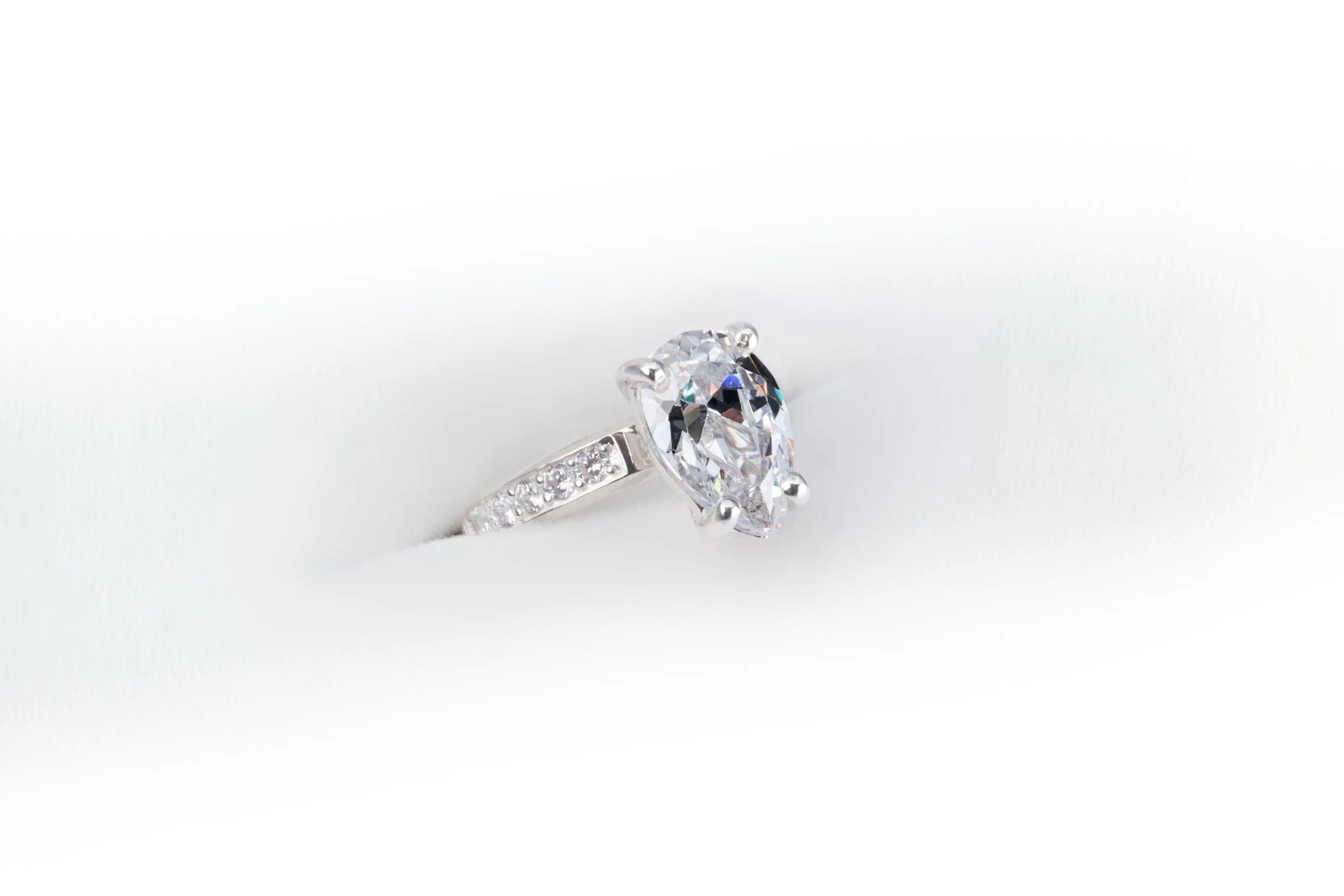 Anillo de plata con una gema Pear Cut sobre el dedo