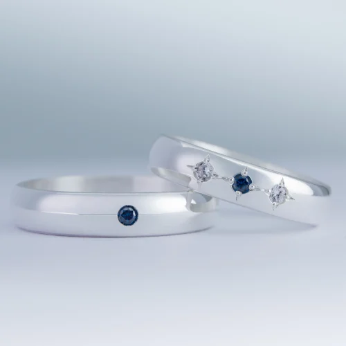 Par de alianzas de casamiento en plata 950 con zafiros azules y diamantes, modelo Aster, fabricadas artesanalmente en Buenos Aires — Haikmaro Joyería