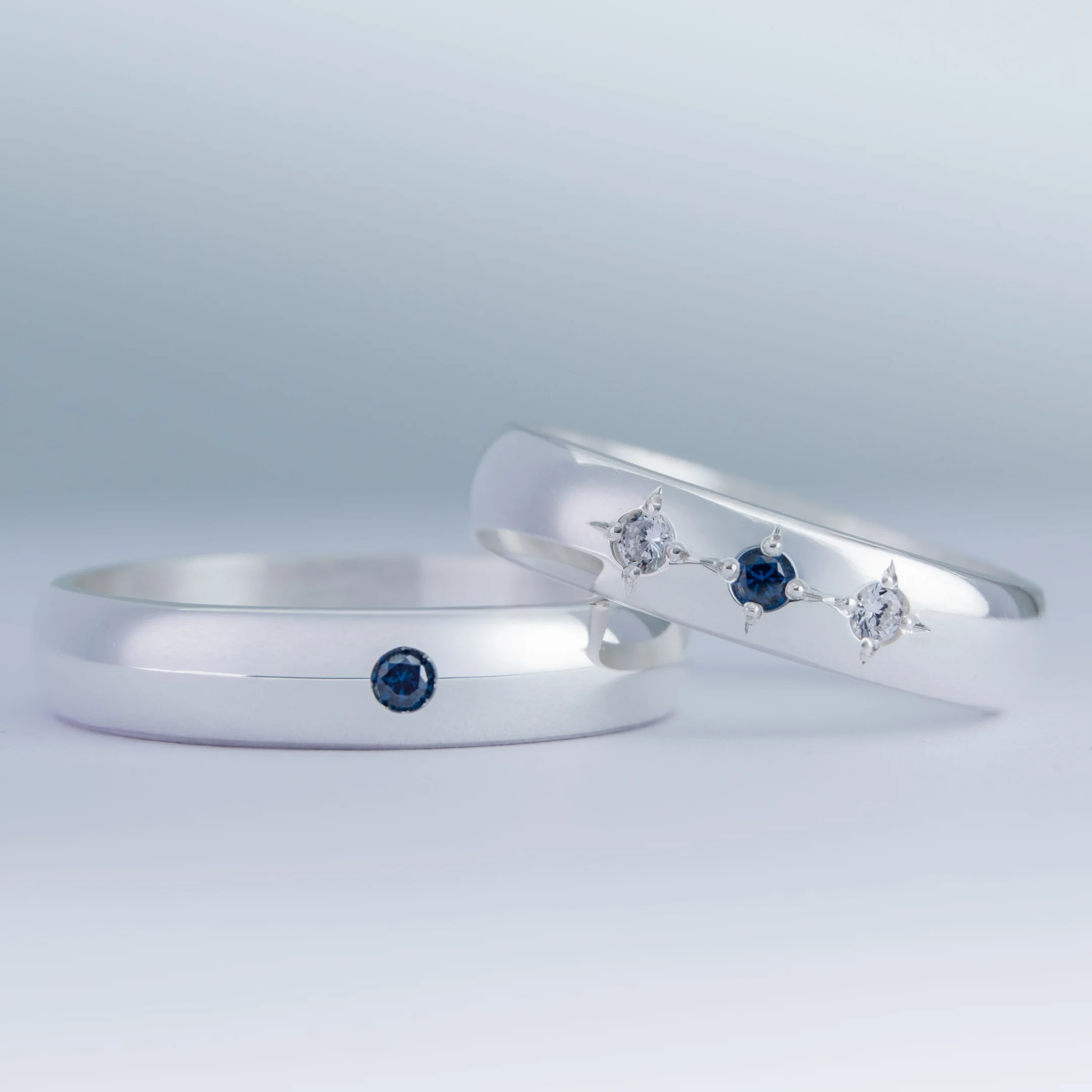 Par de alianzas de casamiento en plata 950 con zafiros azules y diamantes, modelo Aster, fabricadas artesanalmente en Buenos Aires — Haikmaro Joyería