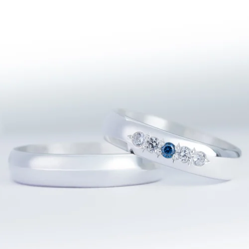 Par de alianzas de casamiento en plata 950 con zafiros azules y diamantes, modelo Aster, fabricadas artesanalmente en Buenos Aires — Haikmaro Joyería