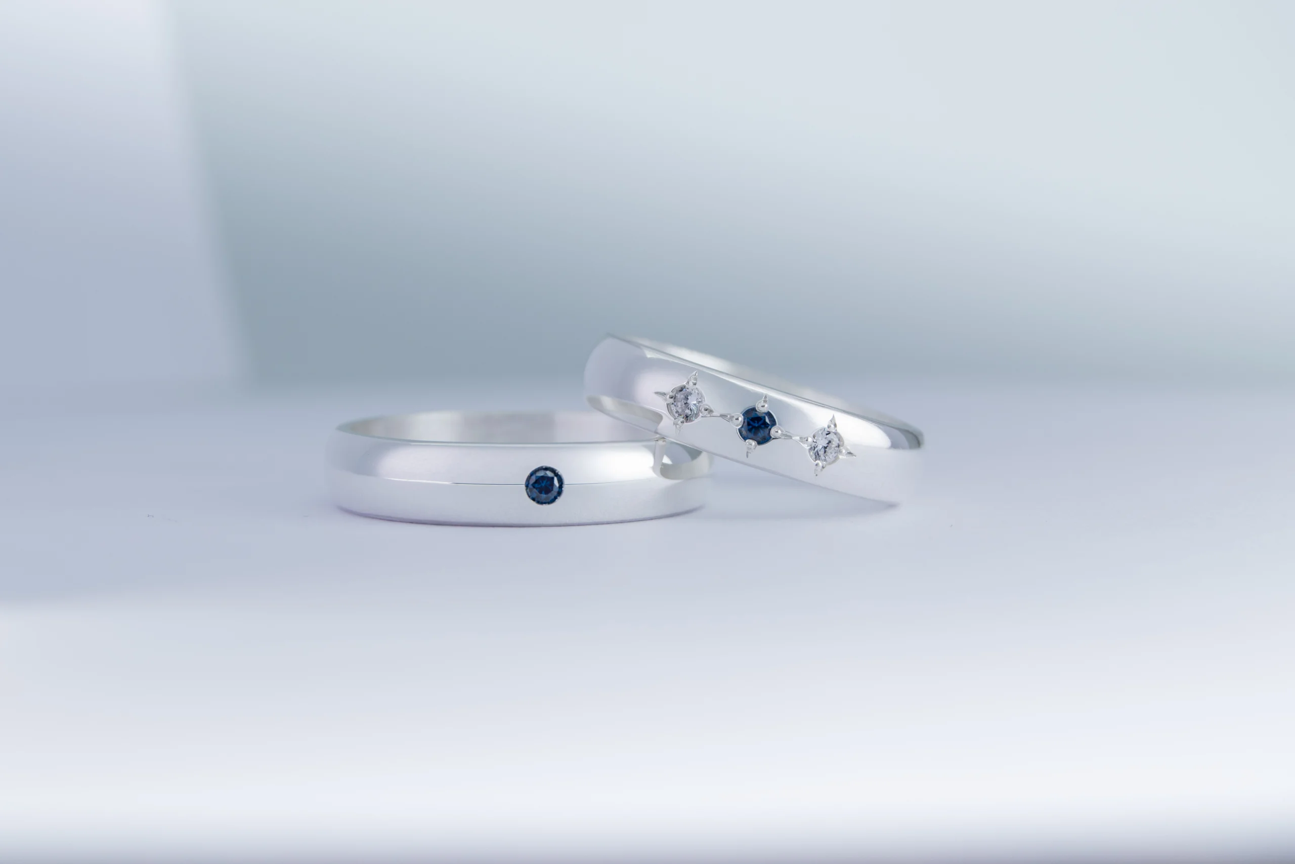 Par de alianzas de casamiento en plata 950 con zafiros azules y diamantes, modelo Aster, fabricadas artesanalmente en Buenos Aires — Haikmaro Joyería