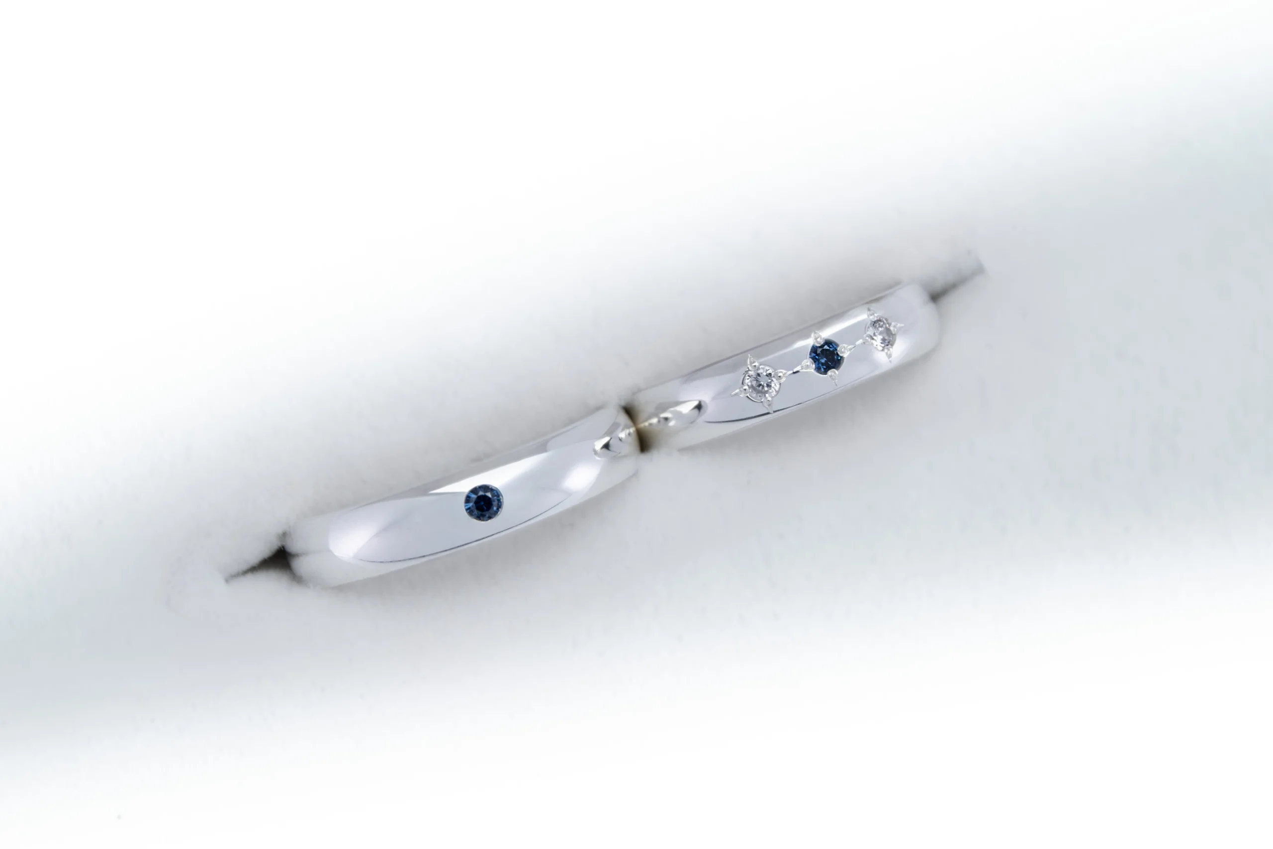 Par de alianzas de casamiento en plata 950 con zafiros azules y diamantes, modelo Aster, fabricadas artesanalmente en Buenos Aires — Haikmaro Joyería