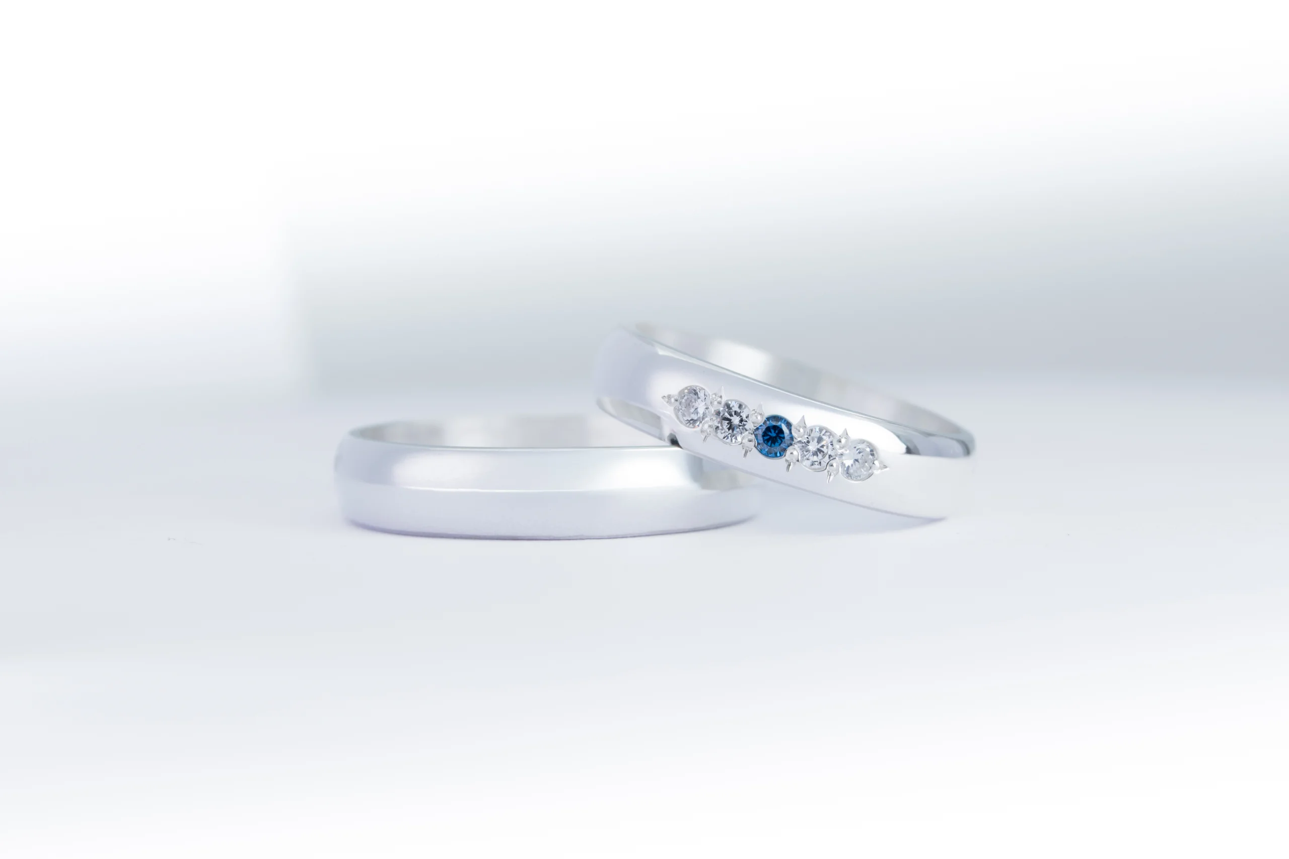 Par de alianzas de casamiento en plata 950 con zafiros azules y diamantes, modelo Aster, fabricadas artesanalmente en Buenos Aires — Haikmaro Joyería