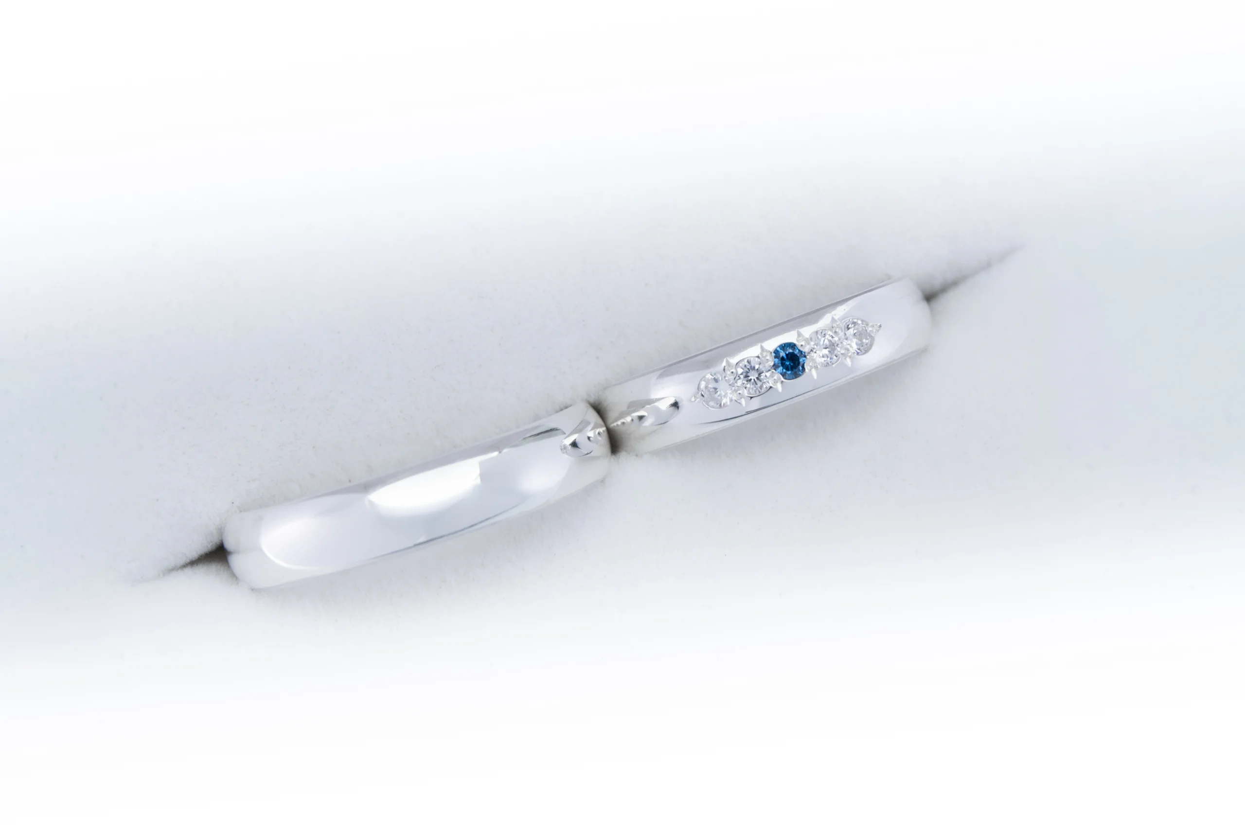 Par de alianzas de casamiento en plata 950 con zafiros azules y diamantes, modelo Aster, fabricadas artesanalmente en Buenos Aires — Haikmaro Joyería