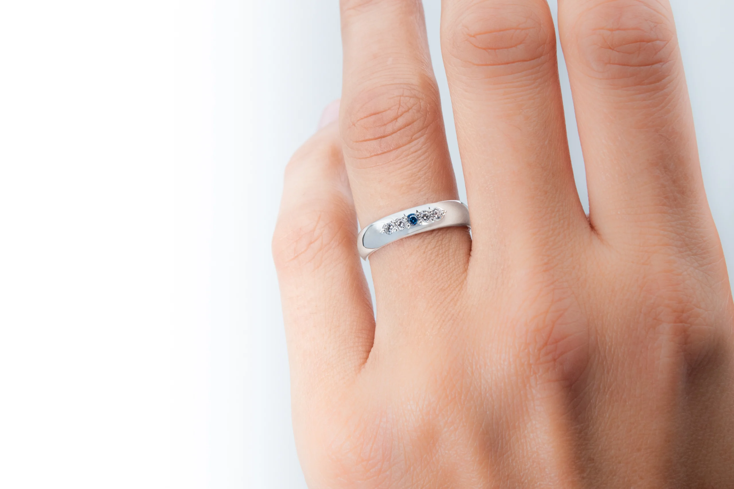 Par de alianzas de casamiento en plata 950 con zafiros azules y diamantes, modelo Aster, fabricadas artesanalmente en Buenos Aires — Haikmaro Joyería