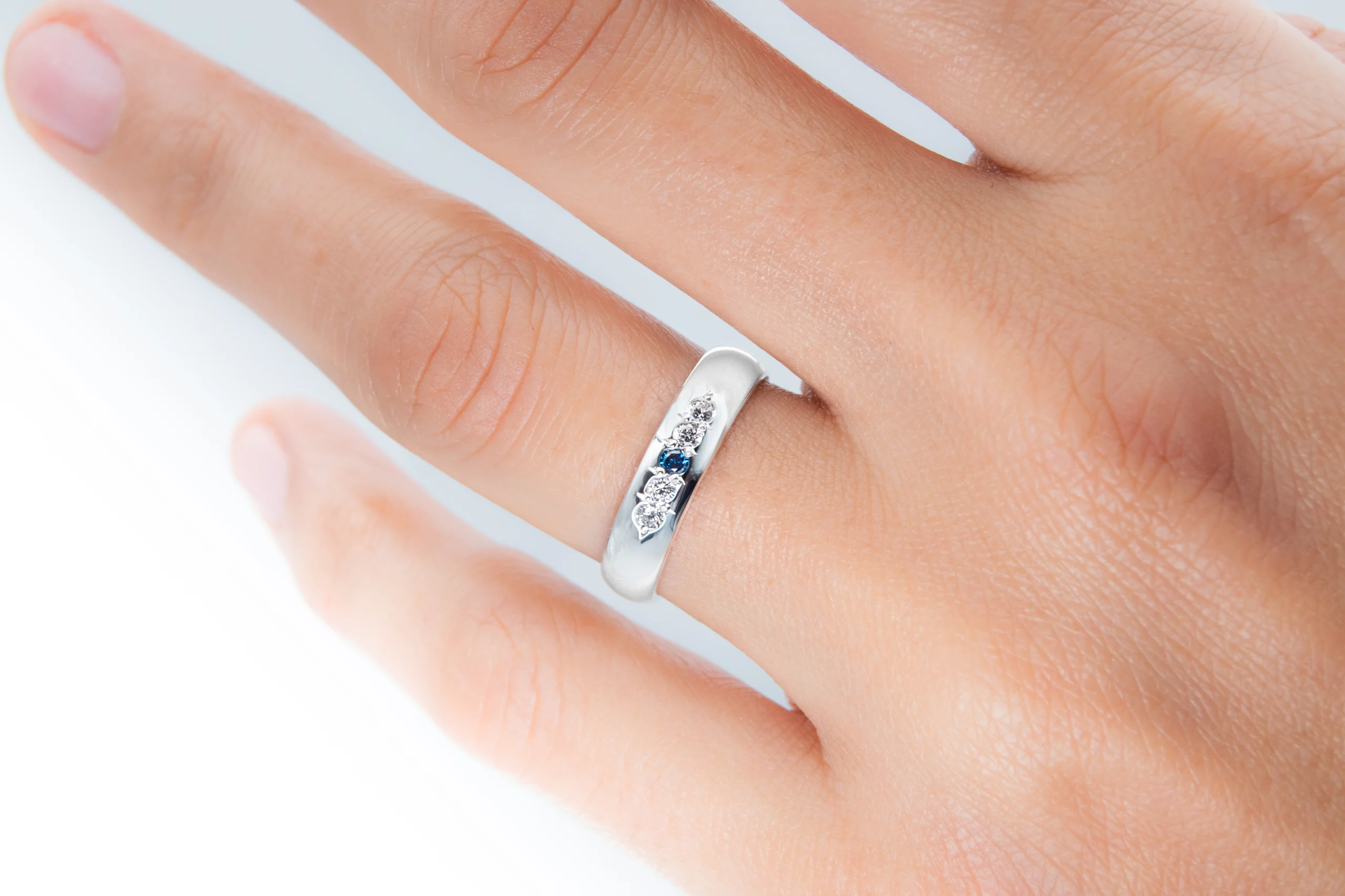 Par de alianzas de casamiento en plata 950 con zafiros azules y diamantes, modelo Aster, fabricadas artesanalmente en Buenos Aires — Haikmaro Joyería
