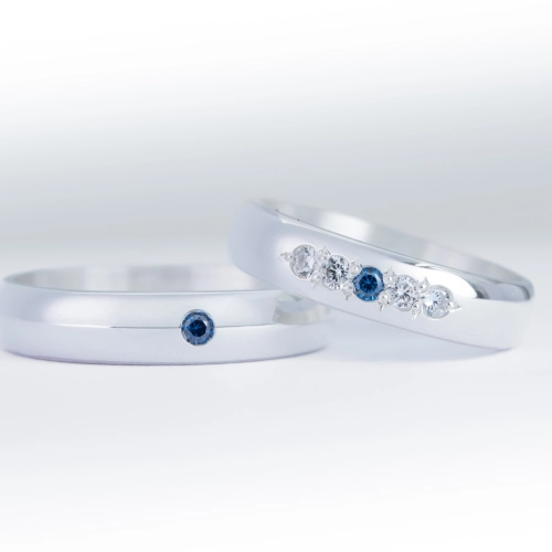Par de alianzas de casamiento en plata 950 con zafiros azules y diamantes, modelo Arthiamé, fabricadas artesanalmente en Buenos Aires — Haikmaro Joyería