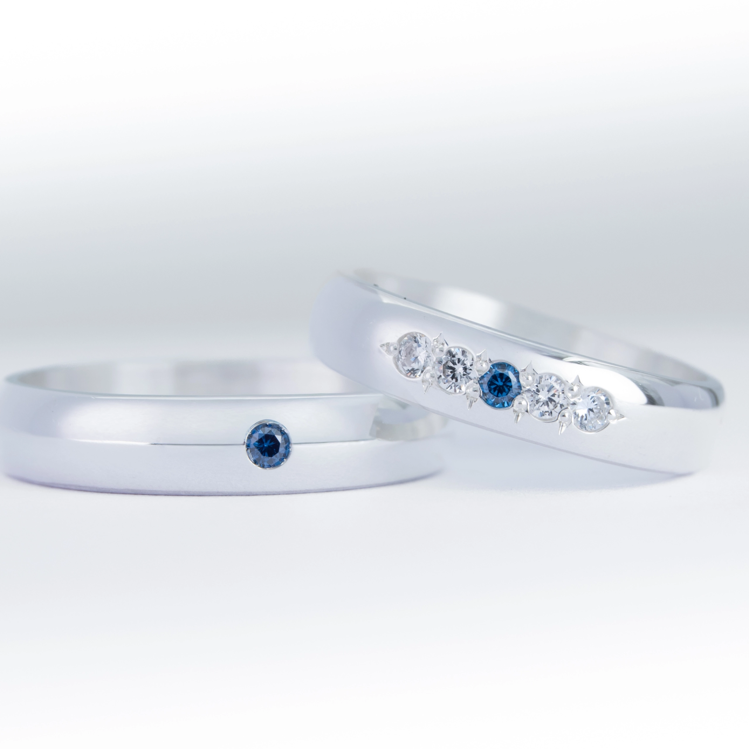 Par de alianzas de casamiento en plata 950 con zafiros azules y diamantes, modelo Arthiamé, fabricadas artesanalmente en Buenos Aires — Haikmaro Joyería