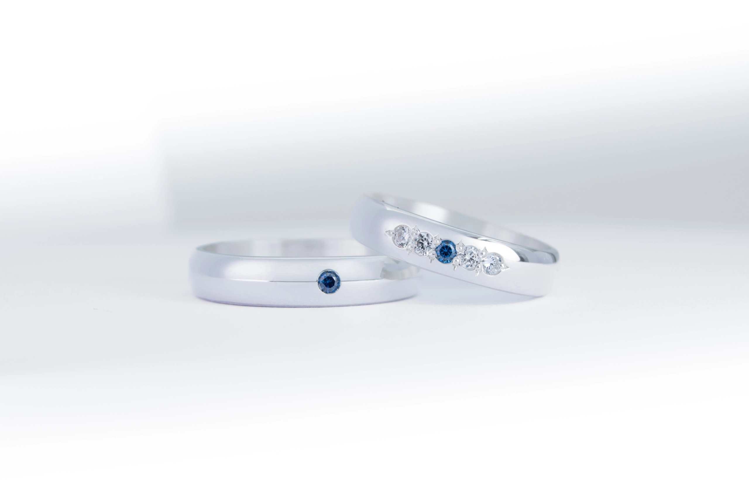 Par de alianzas de casamiento en plata 950 con zafiros azules y diamantes, modelo Arthiamé, fabricadas artesanalmente en Buenos Aires — Haikmaro Joyería