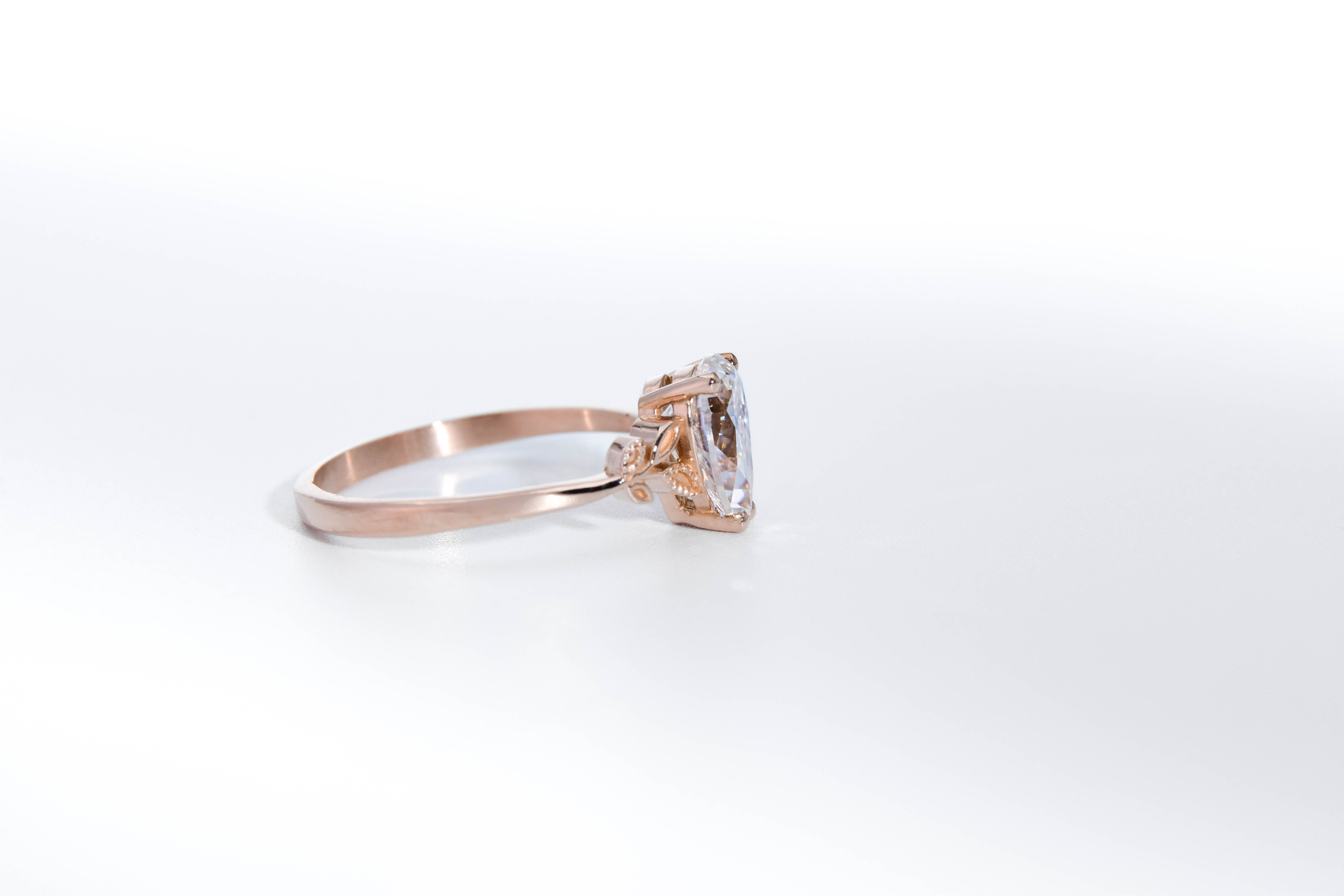 anillo de compromiso de oro modelo Olivia con gema pear cut sobre fondo blanco