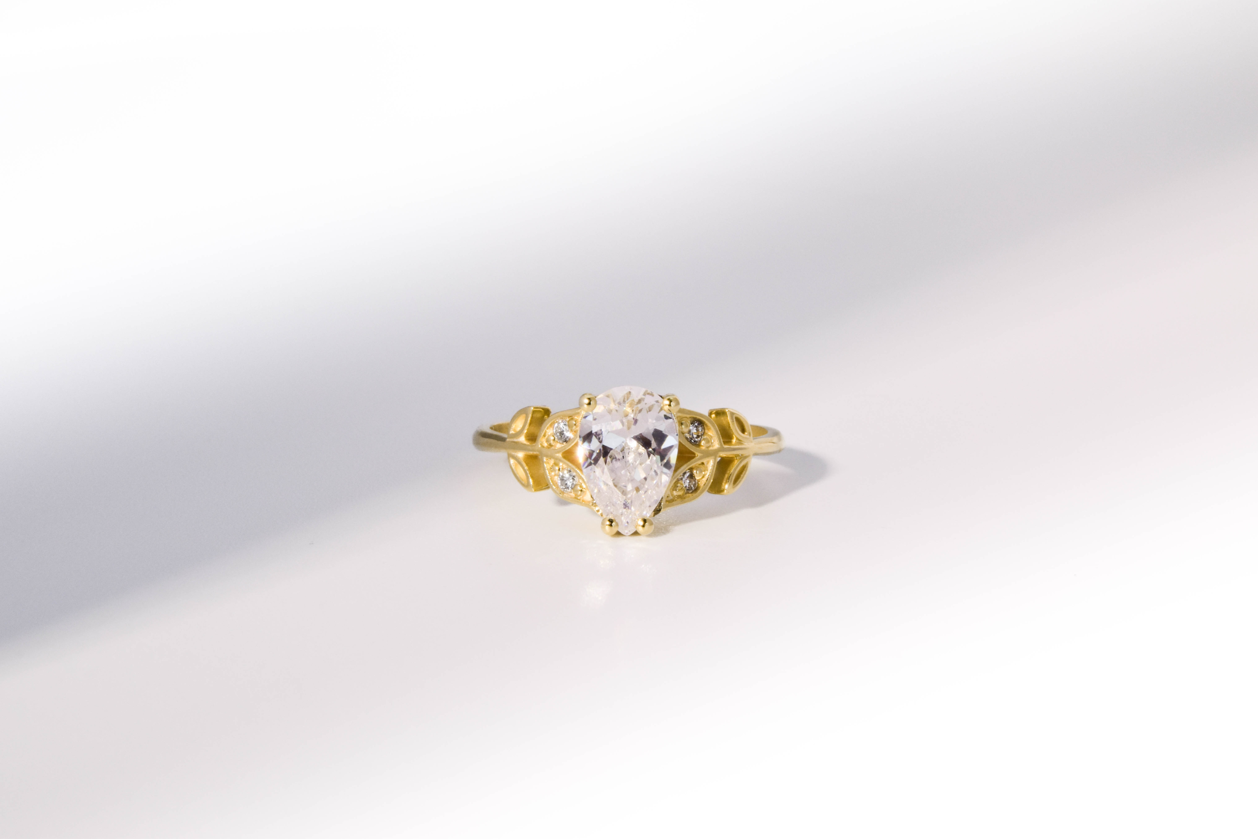 anillo de compromiso de oro modelo Olivia N2con gema pear cut