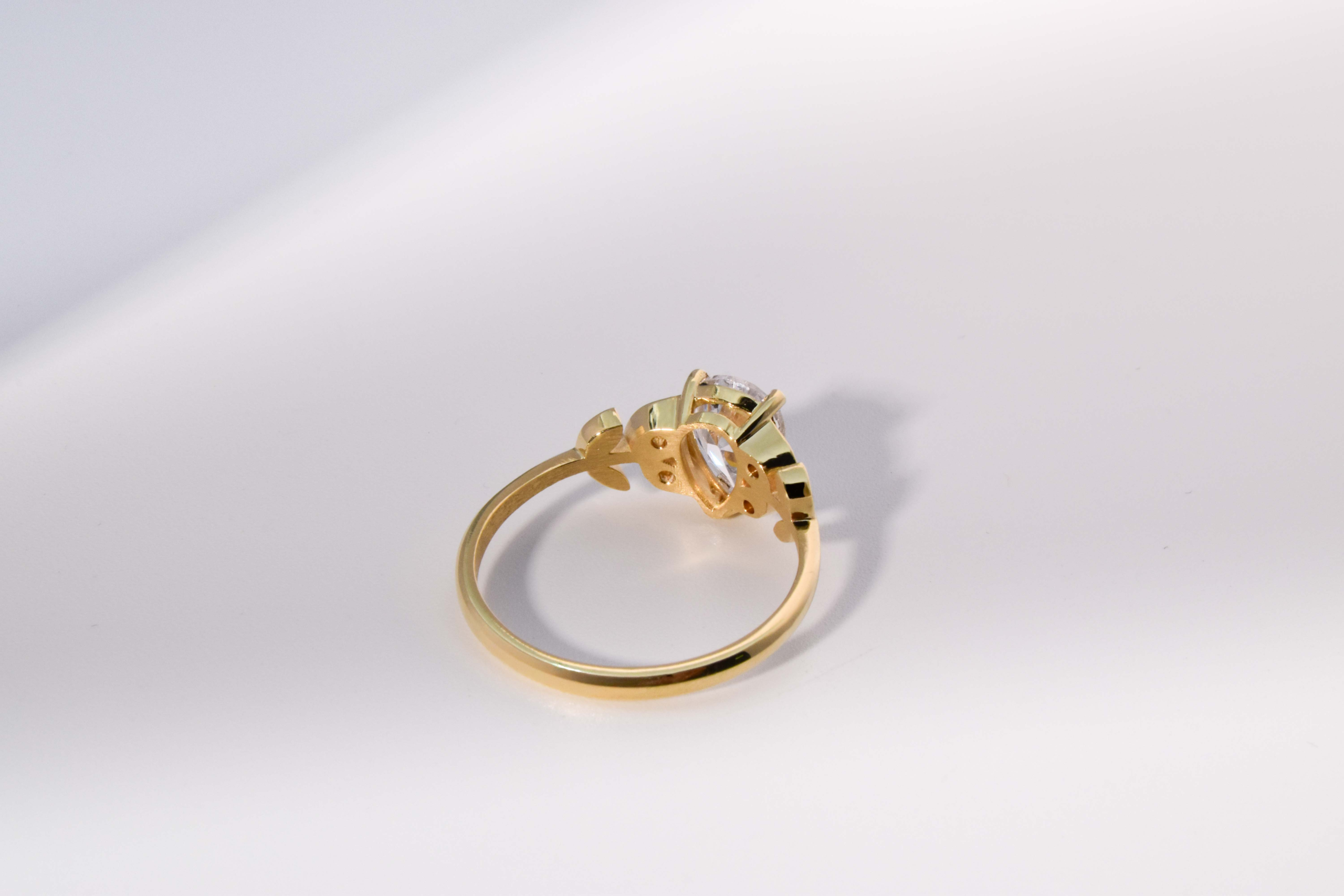 anillo de compromiso de oro modelo Olivia N2 con gema pear cut sobre fondo blanco