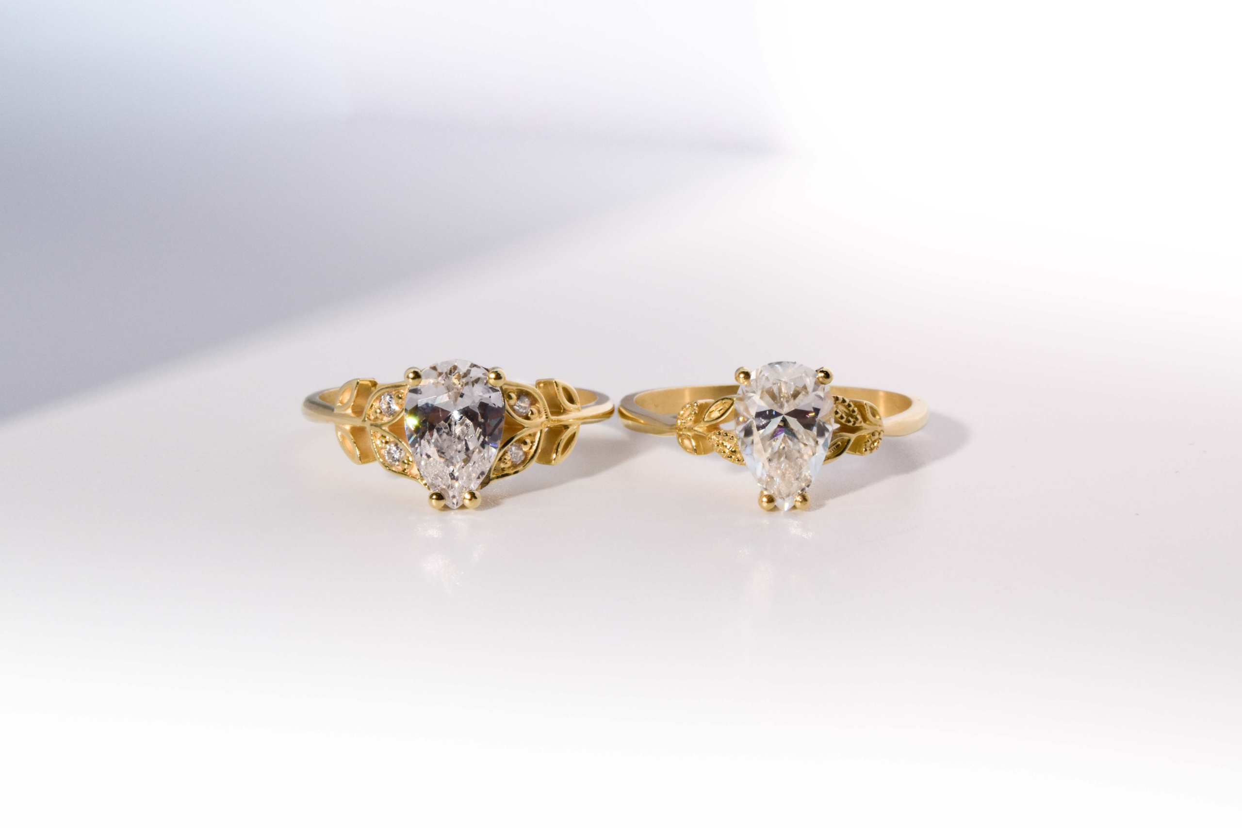 anillo de compromiso de oro modelo Olivia N2 con gema pear cut sobre fondo blanco