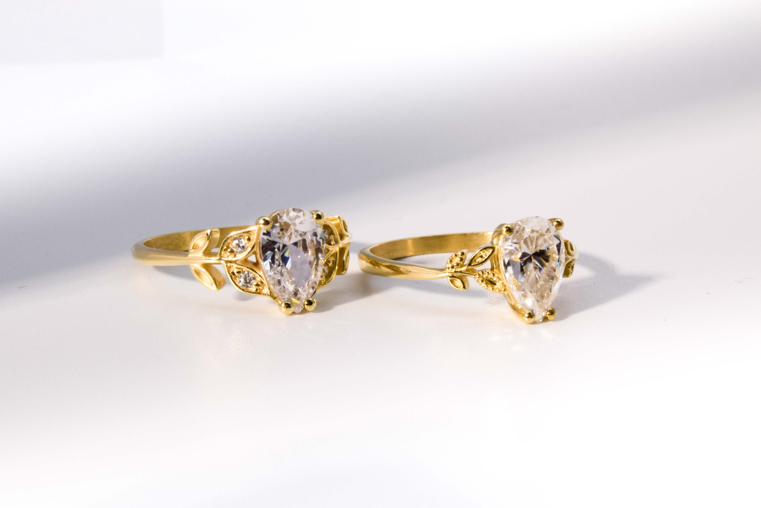 anillo de compromiso de oro modelo Olivia N2 con gema pear cut sobre fondo blanco