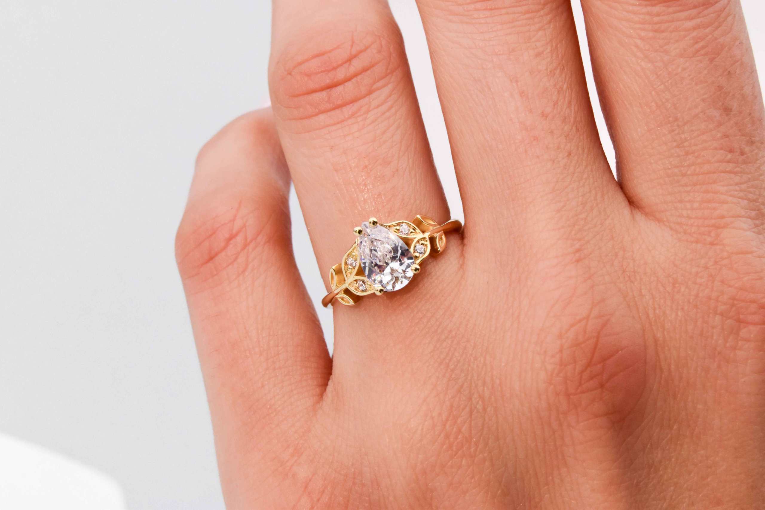 anillo de compromiso de oro modelo Olivia N2con gema pear cut